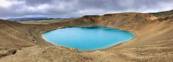 Lago del cráter Krafla, Islandia en temporada de verano. - Foto, Imagen