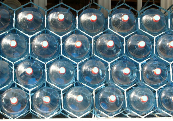 Pilha de cinco galões de garrafas de água de plástico close-up - Foto, Imagem