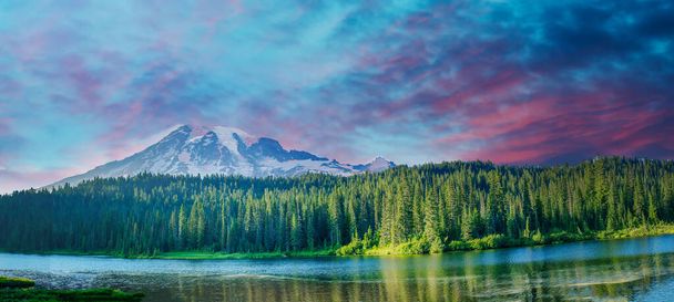 Incredibile tramonto vista panoramica sul Monte Rainier nella stagione estiva, Washington, USA. - Foto, immagini