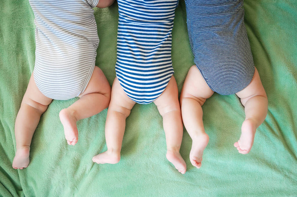 Newborn triplets lie on a stomach on the blanket - Fotografie, Obrázek