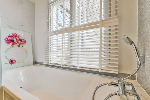 Badewanne in Fensternähe im modernen Badezimmer - Foto, Bild