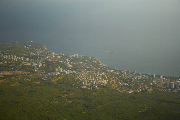 Hermosa vista panorámica desde la cima de la montaña crimea Ai-Petri en la costa del Mar Negro - Foto, imagen
