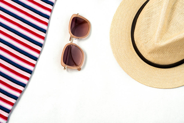 verão flat lay: vestido listrado, óculos de sol e chapéu de mulher - Foto, Imagem