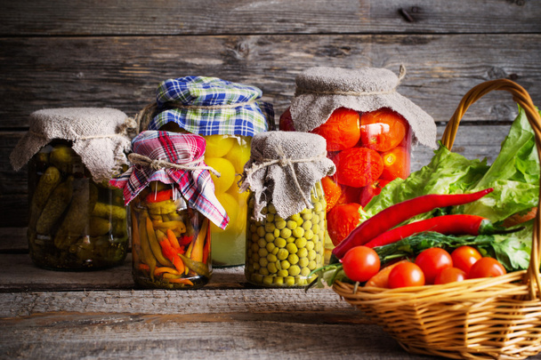Preserved and fresh vegetables - Foto, afbeelding