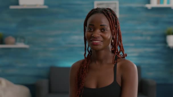 Porträt einer schwarzen Frau, die beim morgendlichen Fitnesstraining lächelt und in die Kamera blickt - Filmmaterial, Video
