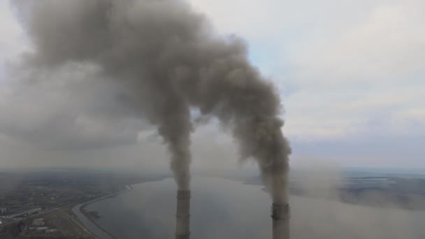 大気汚染を進行させる黒い煙を持つ石炭発電所の高パイプの空中ビュー. - 映像、動画