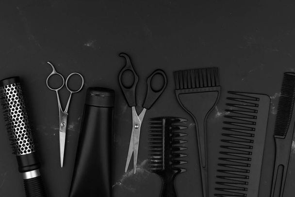 Outils coiffeur, ensemble d'outils coiffeur pour coiffure et toilettage de la barbe dans un salon de coiffure, concept de routine de soins de beauté. Espace libre pour le texte. Outil de coiffeur. Espace de copie. - Photo, image