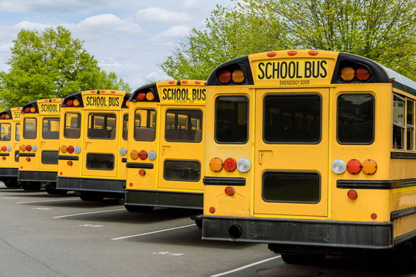 Transport pour les élèves enfants scolaire jaune bus scolaire dans la rue - Photo, image
