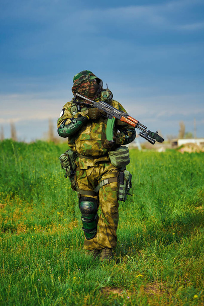 ロシア軍の制服を着た兵士が武器を手に - 写真・画像