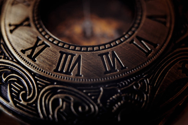 Ρετρό ρολόι τσέπης με λατινικούς αριθμούς, μακροεντολή. Χρονική έννοια - Φωτογραφία, εικόνα