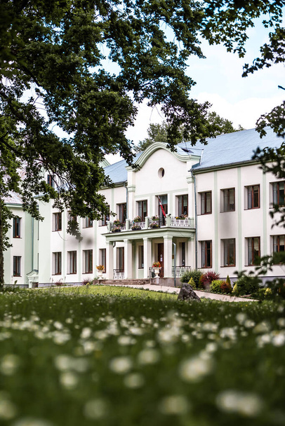 Malnava Manor - egy hely Lettországban, ahol Adolf Hitler látogatott a háború alatt. Egy tipikus hatalmas filmkastély és kertje. - Fotó, kép