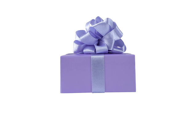 Caja de regalo púrpura con lazo de raso vista lateral del lazo aislado en blanco. Vacaciones de primavera presente - Foto, imagen