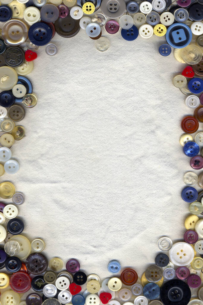 Moldura de botões de cor de costura no fundo de textura de tecido. Coleção de variados botões de roupas de reposição vintage. Ferramentas de costura fechar.  - Foto, Imagem