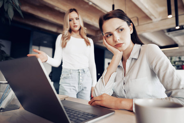 Young female boss scolding her female subordinate for bad work results - Foto, Bild