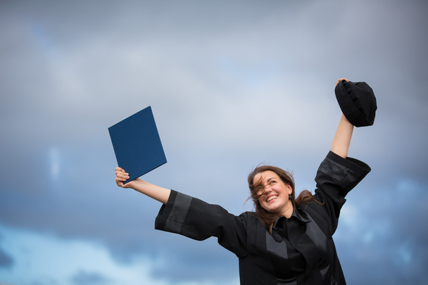 Mujer celebrando su graduación
 - Foto, Imagen
