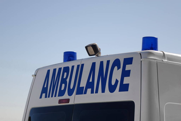 Ambulancia paramédica VAN On Blue Sky Background. Primer plano de emergencia 911 coche vista trasera. - Foto, Imagen