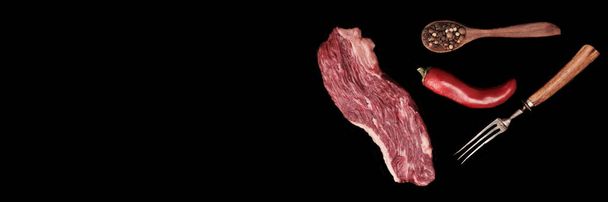 Surowy stek wołowy z polędwicy lub Spódnica Steak and Spicy on Dark Black Stone Background, zbliżenie. Alternatywne kawałki mięsa wołowego do grillowania lub grillowania. Niegotowany stek maczetowy lub stek bawarski na czarnym tle. - Zdjęcie, obraz
