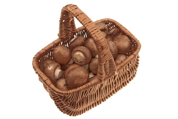 Brown Champignon Mushroom In Wicker Basket, Isolated On White Background, Top View.チャンピオンブラウンキノコのオーバーヘッドビュー。白の背景に新鮮な調理されていないキノコ.マッシュスープ成分. - 写真・画像