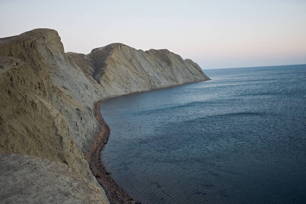 mar montañas naturaleza aire fresco cielo rocas turismo - Foto, Imagen