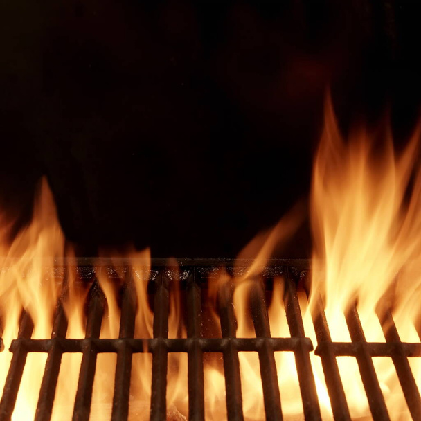 Grill tűz grill elszigetelt fekete háttér. Grill lángoló grill háttér elkülönítve. Forró barbeque faszén Öntött vas grill fényes lángok. - Fotó, kép