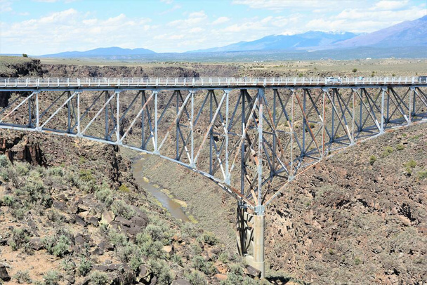 Rio Grande Gorge Köprüsü, Amerika Birleşik Devletleri 'nin New Mexico eyaletinin Taos şehrinin 15 km kuzeybatısında yer alan Rio Grande Boğazı boyunca uzanan çelik bir köprü. Rio Grande 'nin yaklaşık 600 feet yukarısında, Amerika Birleşik Devletleri' ndeki en yüksek onuncu köprüdür.. - Fotoğraf, Görsel