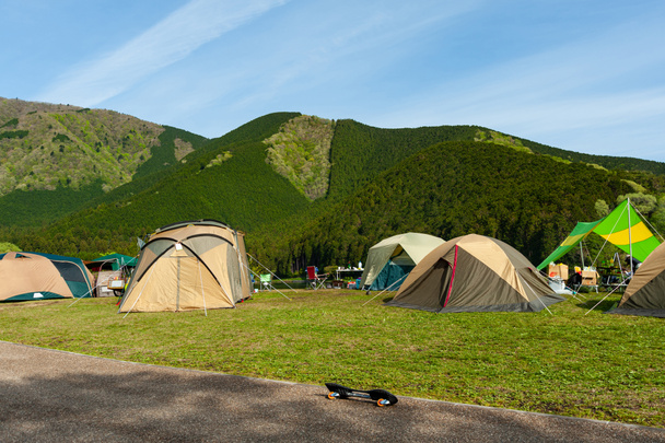 Tendas de acampamento no Parque Nacional Fuji-Hakone-Izu. Lake Tanuki Parque de Campismo em Fujinomiya City, Shizuoka Prefecture, Japão. - Foto, Imagem