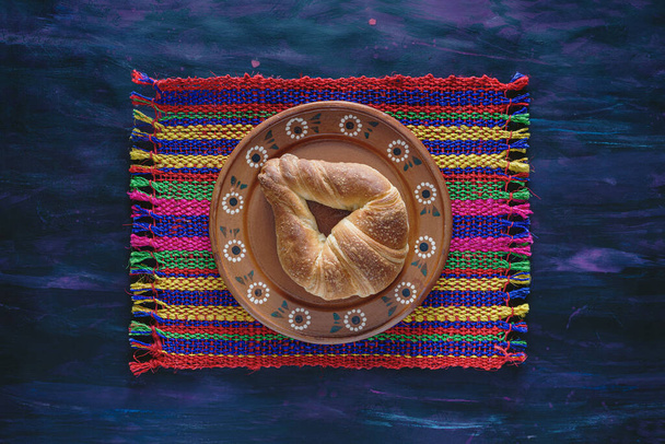 Pão de Cuernito mexicano, Croissant de açúcar na toalha de mesa tecida. - Foto, Imagem