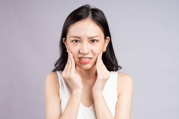 Asian woman feels pain because of wisdom teeth - Valokuva, kuva
