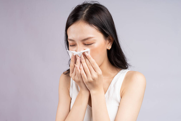 Asiática mujer estornuda cuando ella tiene un resfriado - Foto, imagen