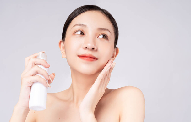 美しいアジアの女性は、天然製品で彼女の肌を世話 - 写真・画像