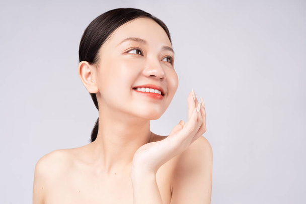 Mooie Aziatische vrouw glimlachen met mooie huid - Foto, afbeelding