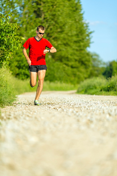 Людина стежка біжить по сільській дорозі
 - Фото, зображення