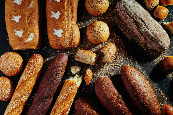 Patrón de pan. Surtido de panes: baguettes, bollos, panes, pan oscuro y claro. - Foto, Imagen
