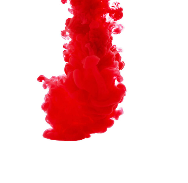 Forme abstraite tombant dans la goutte d'eau de l'encre rouge, isolé sur blanc avec des chemins de coupe - Photo, image