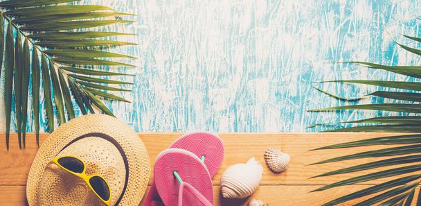 Chapéu de praia, folhas de coco e óculos sobre fundo rosa No conceito de verão, espaço de cópia, vista superior, estilo mínimo, praia de óculos - Foto, Imagem
