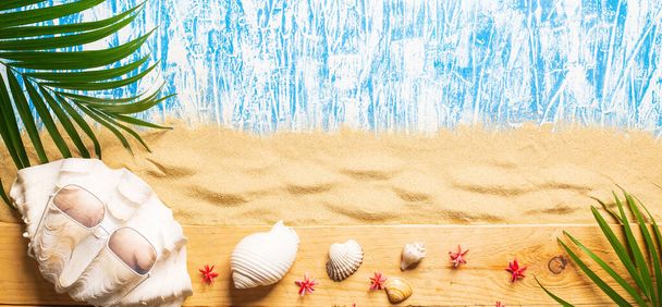 Fondo de verano, Rama de palmeras sobre fondo de arena marina, espacio para texto - Foto, imagen