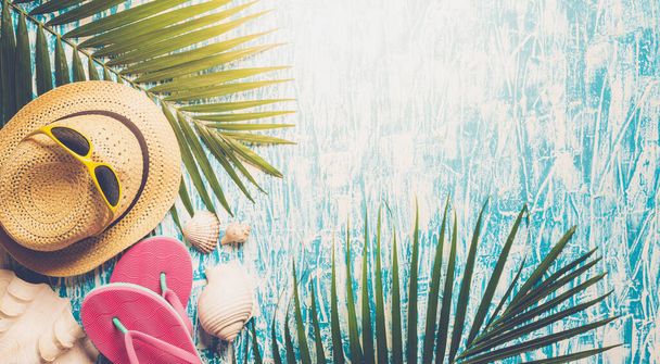 Cappello da spiaggia, foglie di cocco e bicchieri su sfondo rosa Nel concetto estivo, copiare spazio, vista dall'alto, stile minimal, Occhiali da spiaggia - Foto, immagini