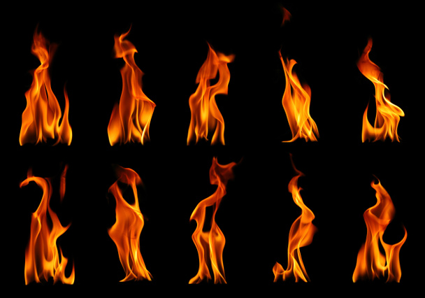 Συλλογή φωτιάς Σετ καύσης φλόγας που απομονώνεται σε σκοτεινό φόντο για γραφικούς σκοπούς σχεδιασμού - Φωτογραφία, εικόνα