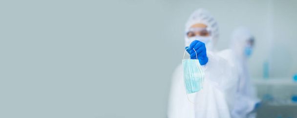 Maskenschutz-Virus auf Händen Arzt mit Kopierraum - Foto, Bild