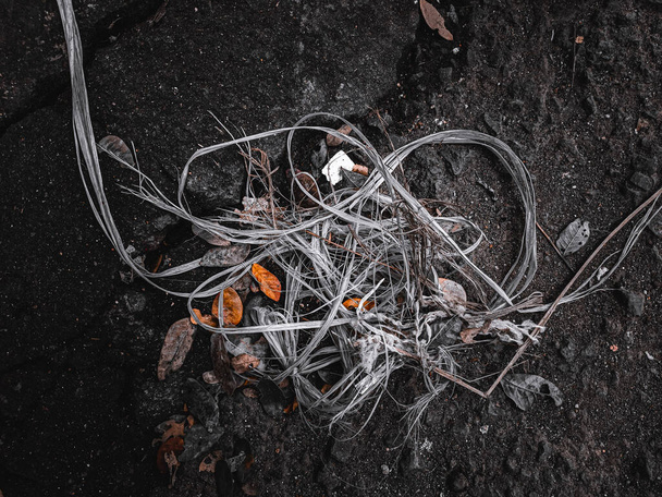 corde en plastique qui est tombé sur le bord de la route - Photo, image