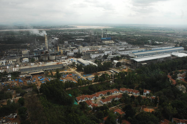 インドの工場の空中ビュー - 写真・画像
