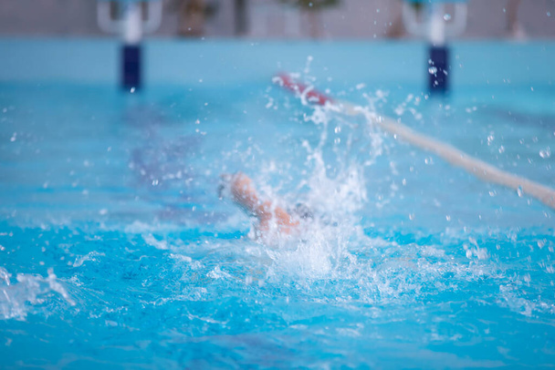 Спортсмен плавает в спортивном бассейне. - Фото, изображение