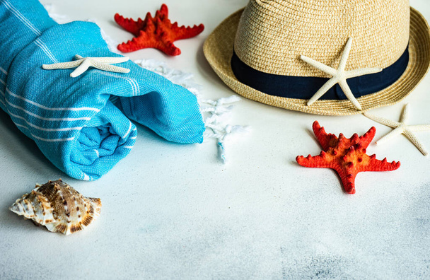 Καλοκαίρι φόντο επίπεδη θέσει με ψάθινο καπέλο και αστέρια της θάλασσας - Φωτογραφία, εικόνα