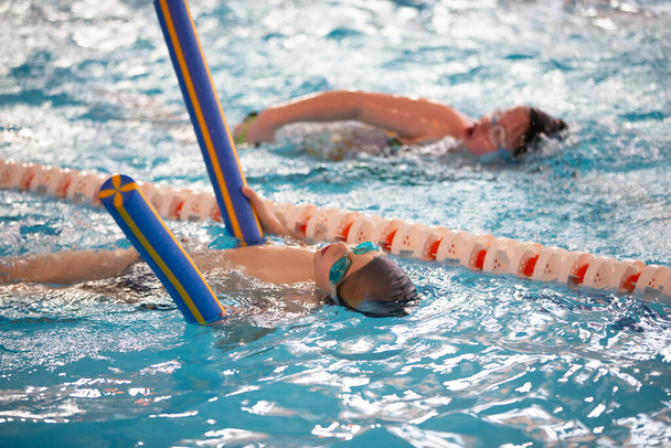 Παιδί αθλητής κολυμπάει στην πισίνα. Τμήμα κολύμβησης. - Φωτογραφία, εικόνα
