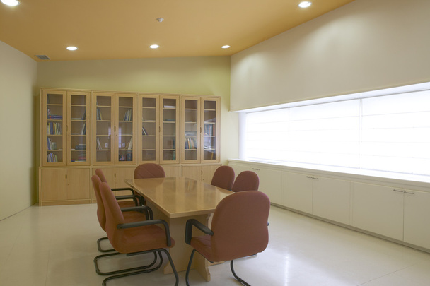 Salle de réunion intérieure avec chaises et table
 - Photo, image