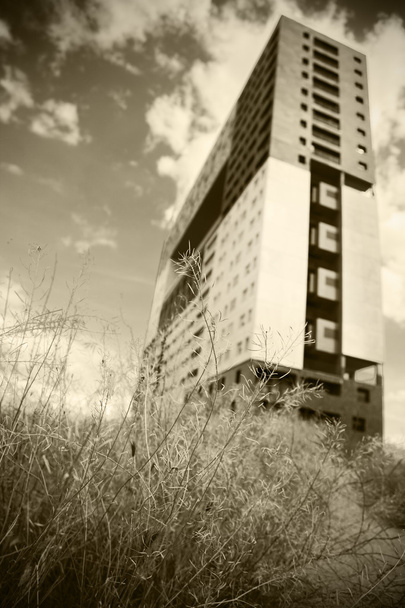 Edificio moderno en tono sepia fuera de foco
 - Foto, imagen