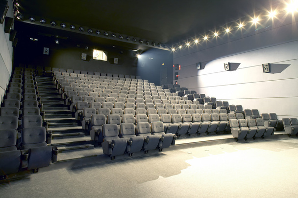Interior de cinema com luzes acesas e cabine do projetor
 - Foto, Imagem
