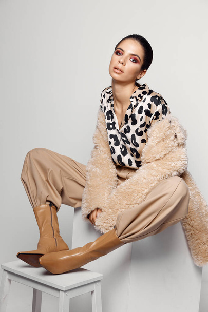bella donna in camicia leopardata stile autunno alla moda - Foto, immagini
