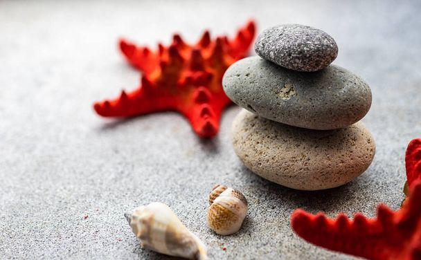 Concepto de tarjeta horaria de verano con piedras marinas sobre fondo de hormigón - Foto, Imagen