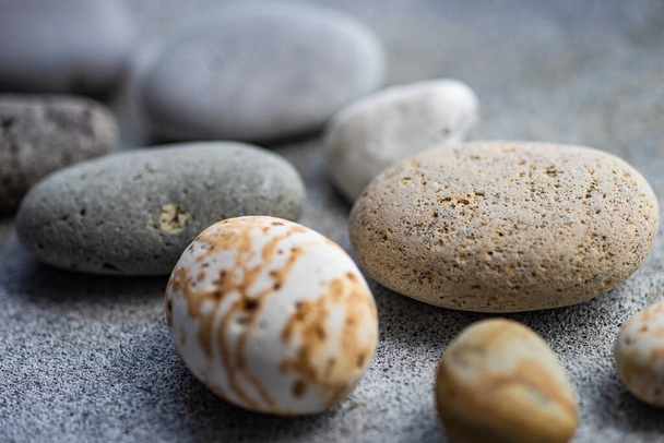 Conceito de cartão de hora de verão com pedras marinhas no fundo de concreto - Foto, Imagem